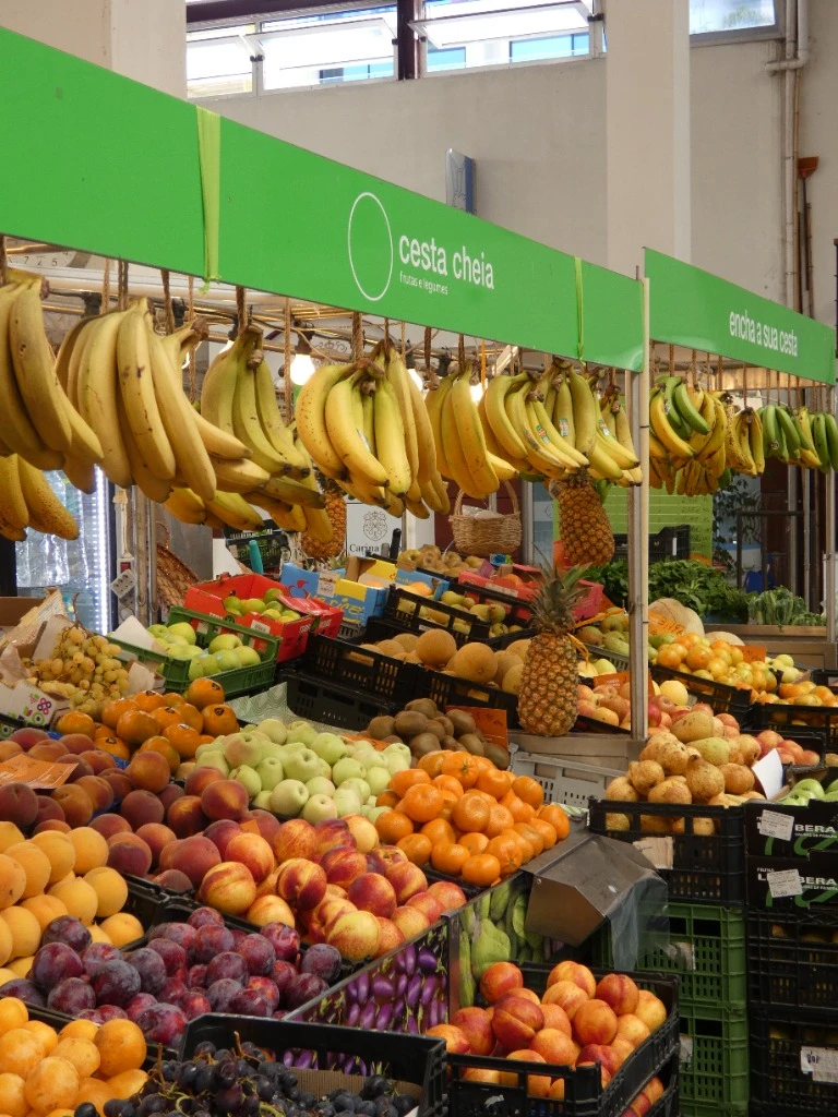 Banca da Cesta Cheia com fruta e legumes no Mercado Manuel Firmino