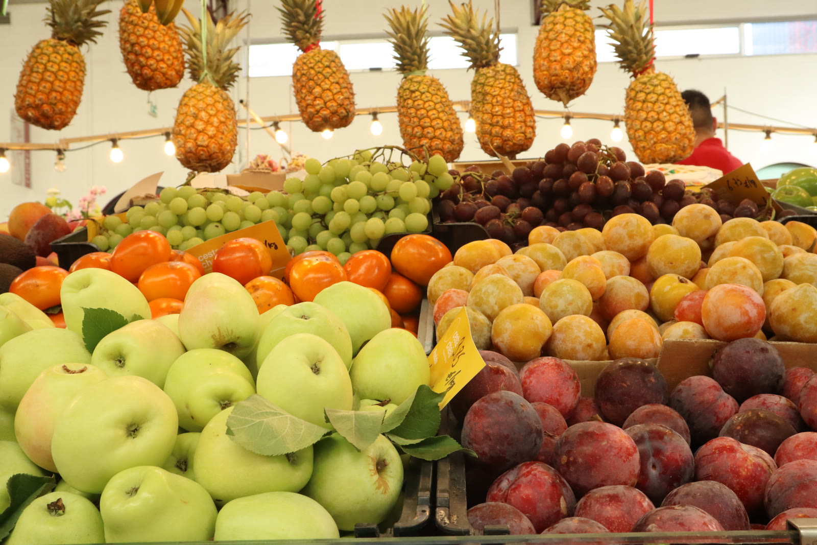Fruta fresca da época exposta na banca da Cesta Cheia