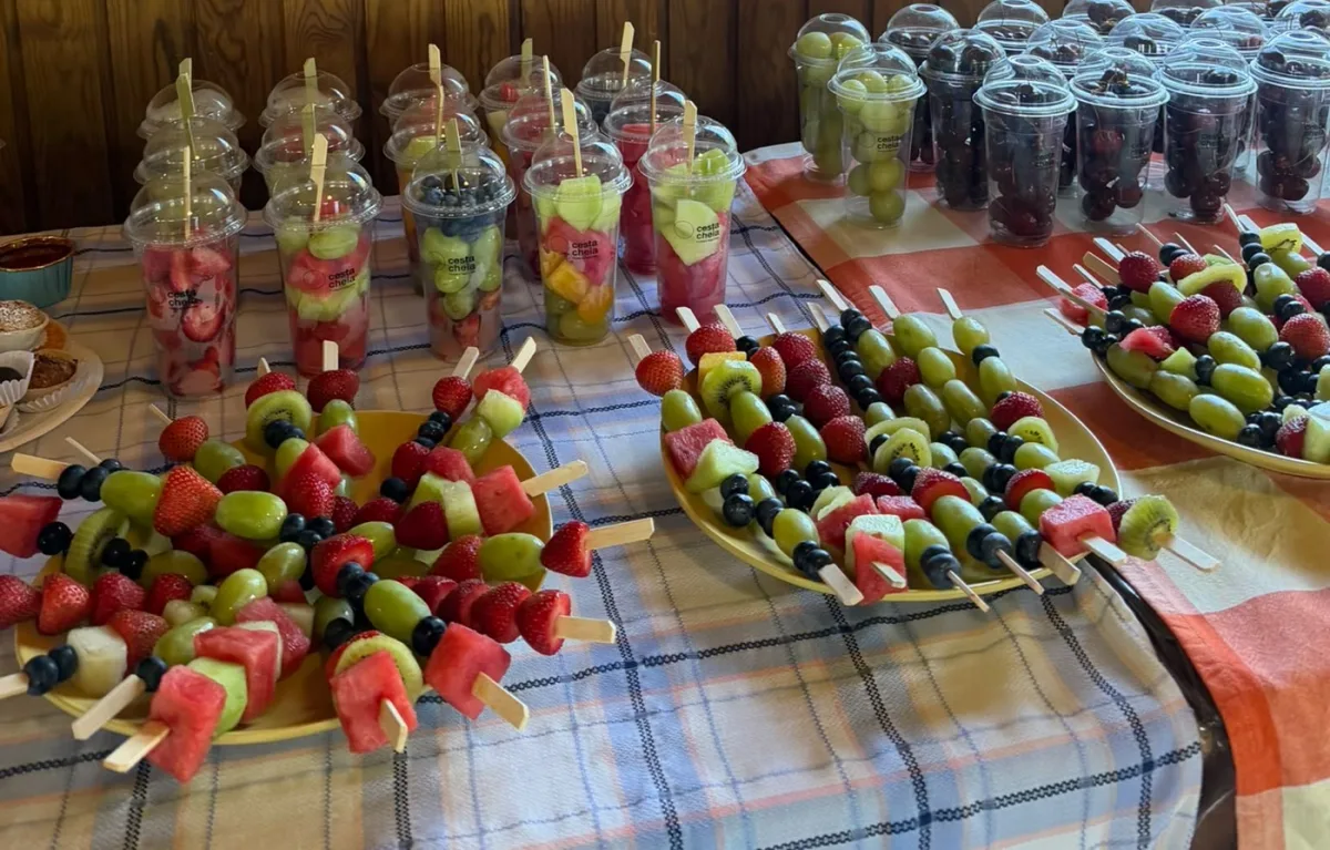 Espetadas e copos de fruta preparados pela Cesta Cheia para um evento