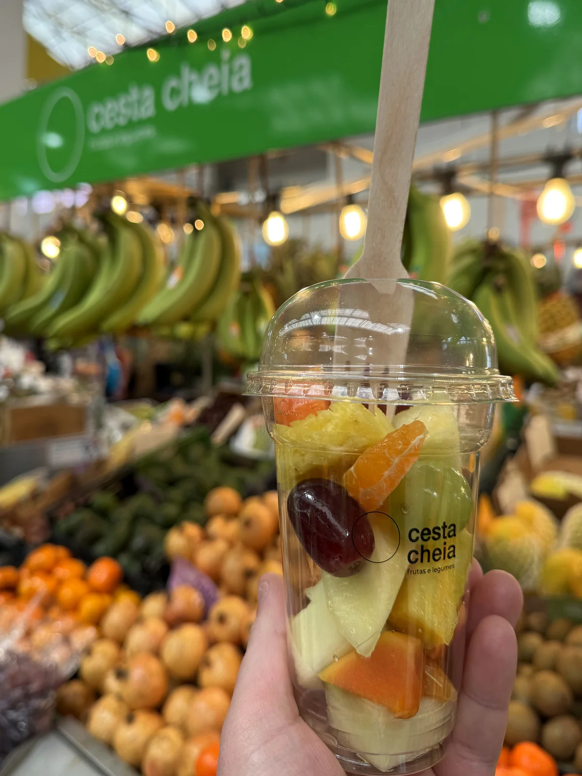 Copo de fruta da Cesta Cheia no Mercado Manuel Firmino, em Aveiro