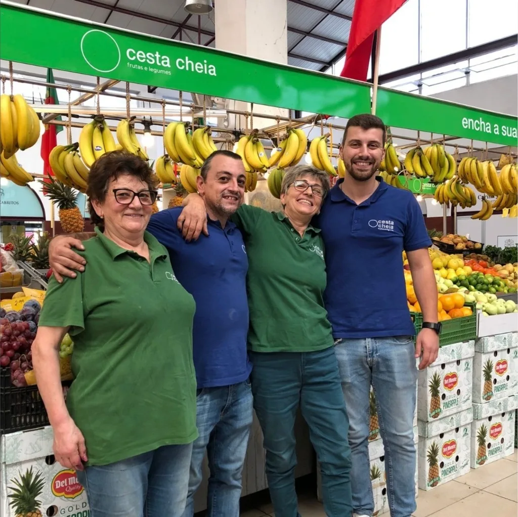 Equipa da Cesta Cheia na banca do Mercado Manuel Firmino
